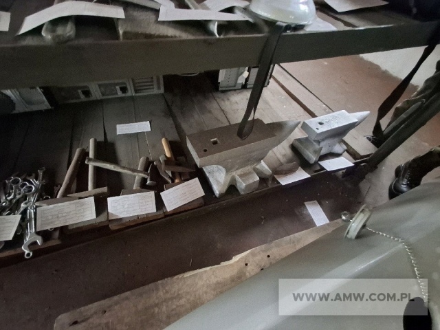 Narzędzia i sprzęt warsztatowy - pakiet zawierający 24 poz. asort. (wg oddzielnego wykazu), w tym m.in.: kowadła kowalskie, wiertarko wkrętarki itp. 